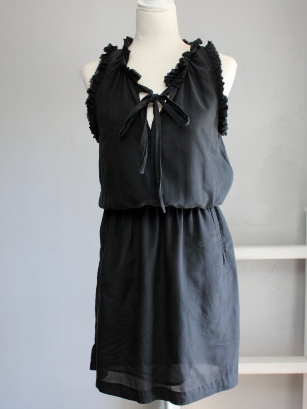 GAP Women's Black Ruffle Bow V-Neck Lightweight Sleeveless Mini Dress sz Small